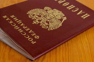Свой паспорт должник сможет вернуть после оплаты долга в миграционной службе