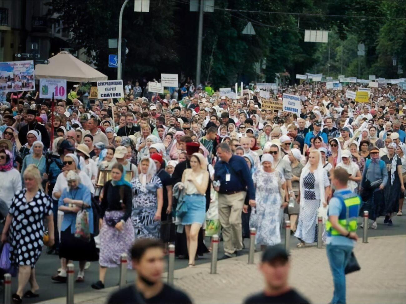 Участники шествия считают, что карантинные правила в крестном ходе не действуют и что никто из них не заболеет