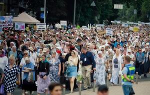 Участники шествия считают, что карантинные правила в крестном ходе не действуют и что никто из них не заболеет