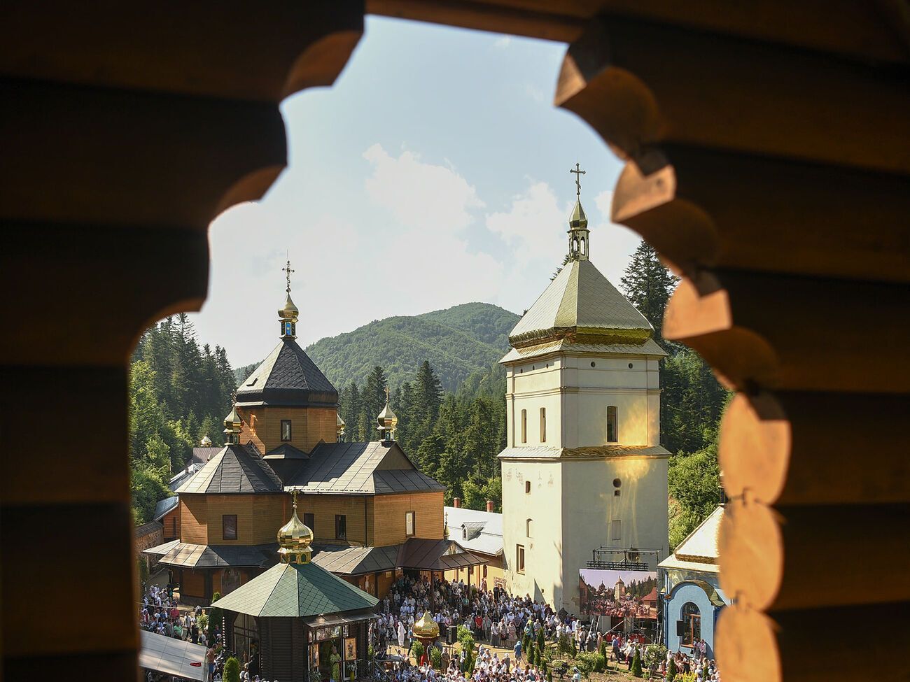 Как отмечают социологи, во всех возрастных группах большая часть респондентов заявляли, что преемницей Киевской Руси является Украина