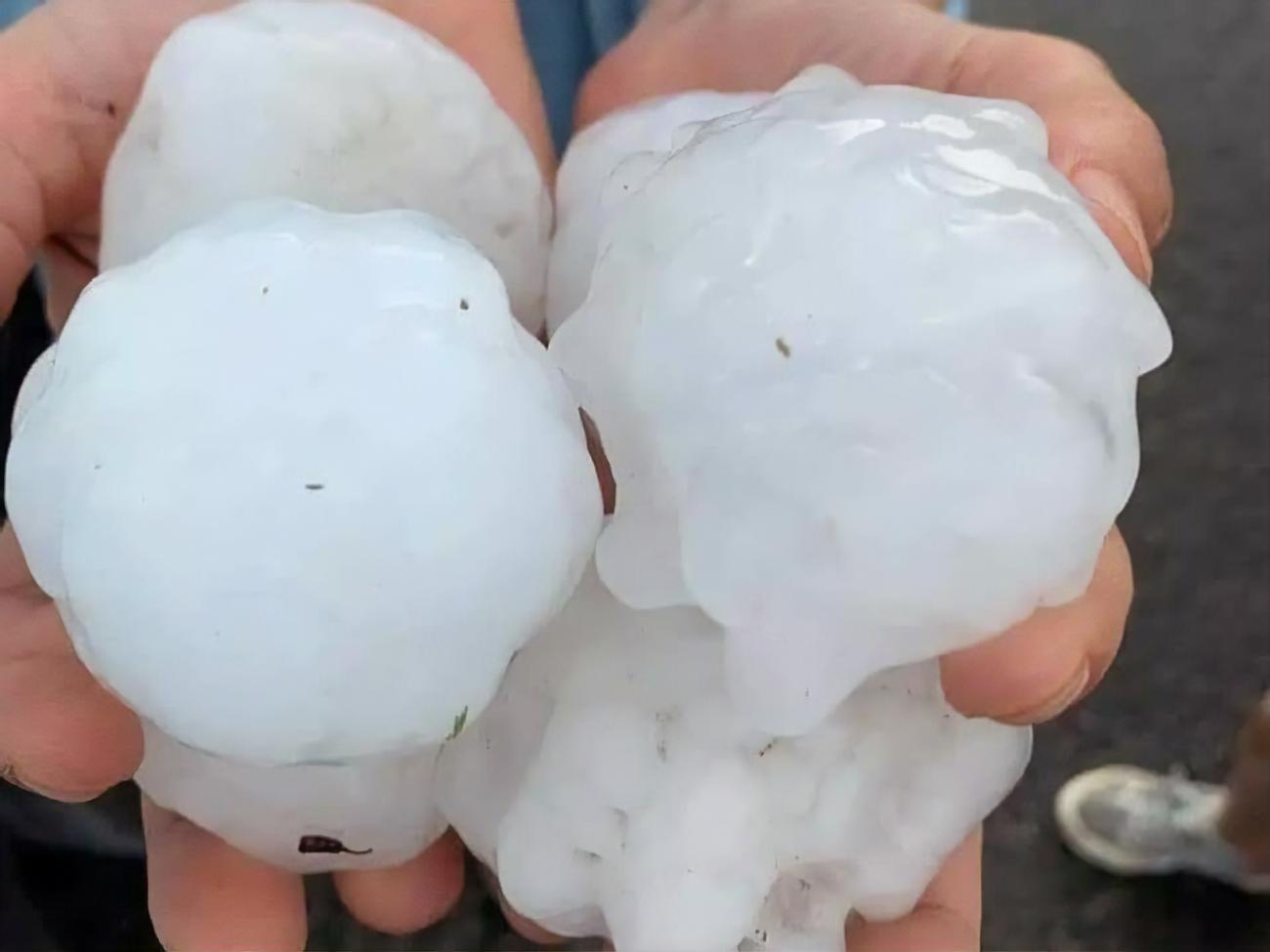 Град "бомбардировал" машины на трассах и урожай на полях