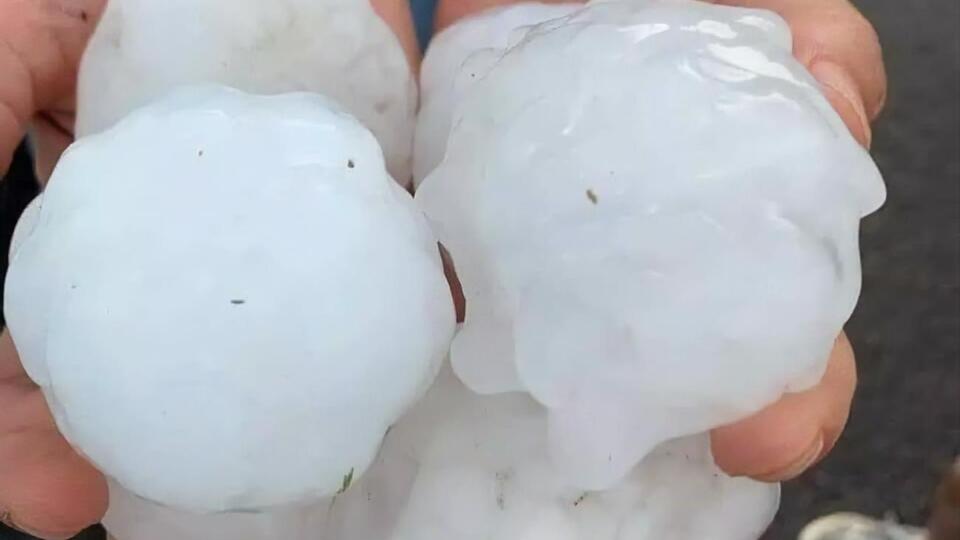 Град "бомбардировал" машины на трассах и урожай на полях