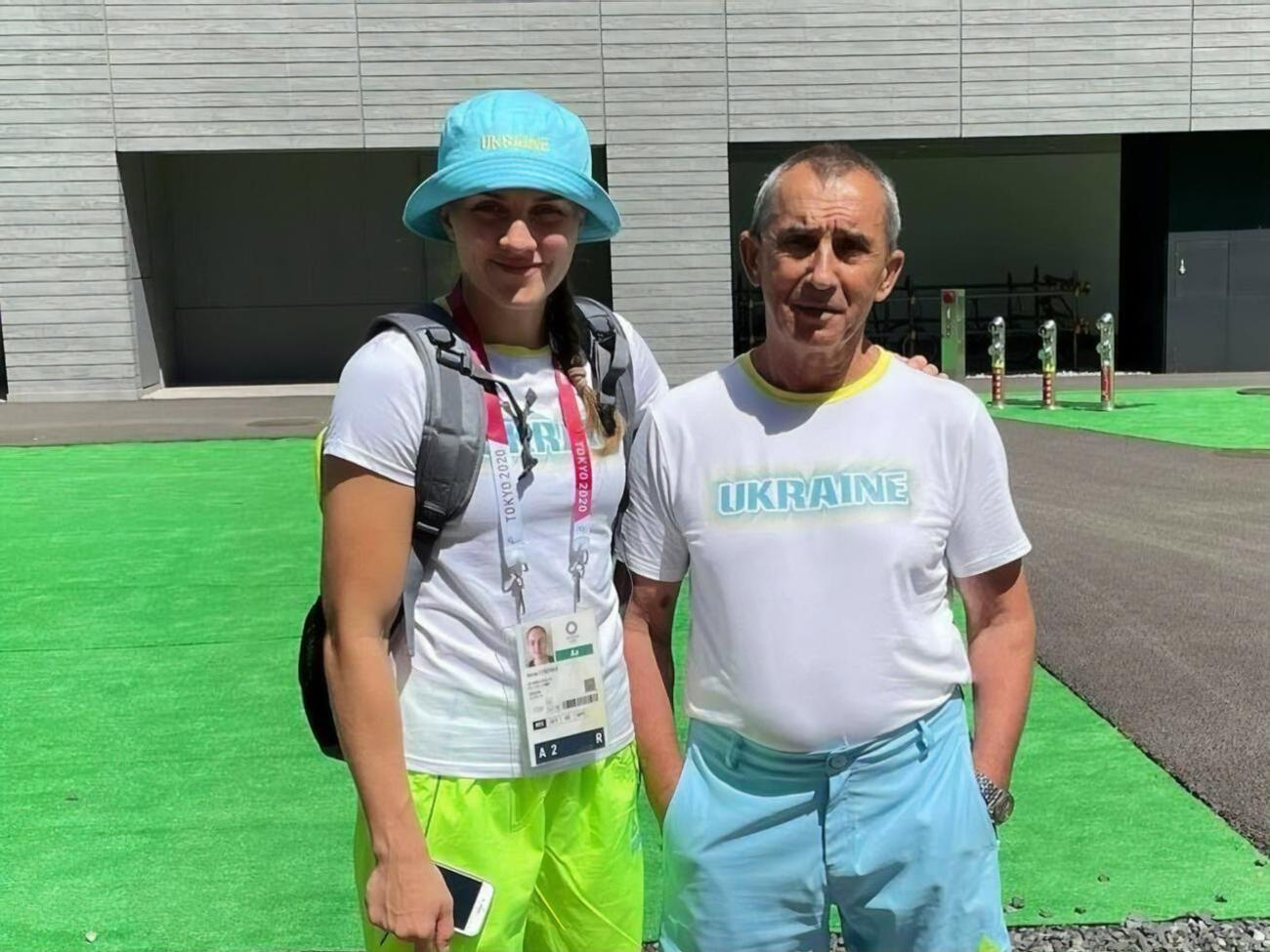 За выход в полуфинал Лысенко (на фото она с тренером) будет биться 30 июля