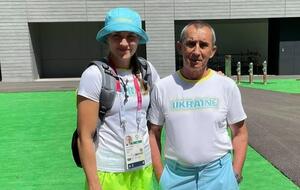 За выход в полуфинал Лысенко (на фото она с тренером) будет биться 30 июля