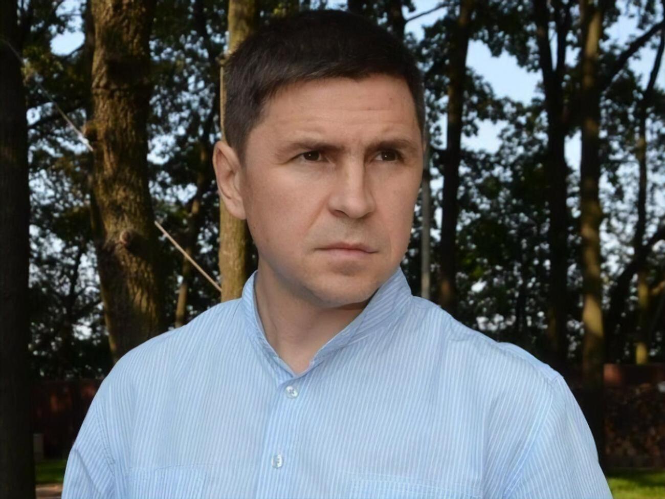 Подоляк назвал комплексной ситуацию, приведшую к увольнению Хомчака