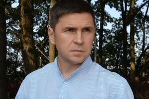 Подоляк назвал комплексной ситуацию, приведшую к увольнению Хомчака