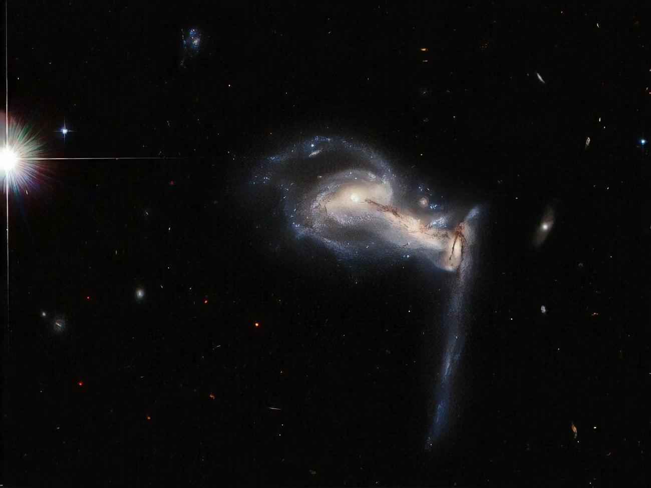 Між трьома галактиками існує гравітаційна взаємодія