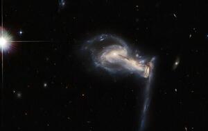 Между тремя галактиками существует гравитационное взаимодействие