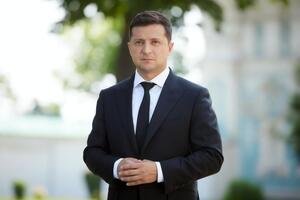 Зеленский: Двоюродным племянникам и очень дальним родственникам не нужно посягать на наследство Киевской Руси