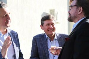 Не стоит впадать в истерику из-за того, что США на Крымской платформе представит министр транспорта. Он пользуется большим доверием у Байдена