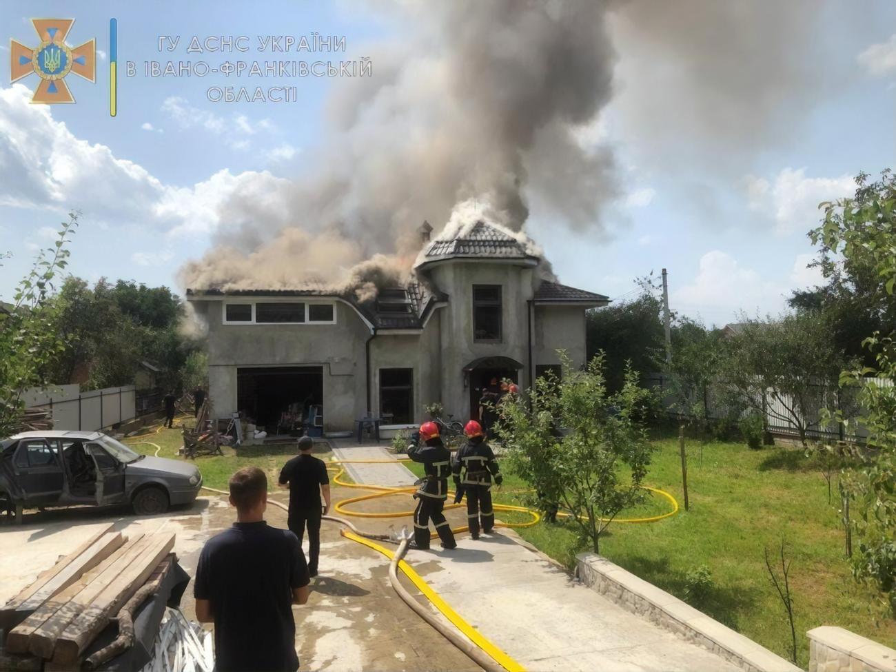 Після падіння літака на будинок почалася пожежа