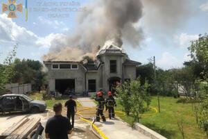 После падения самолета на дом начался пожар