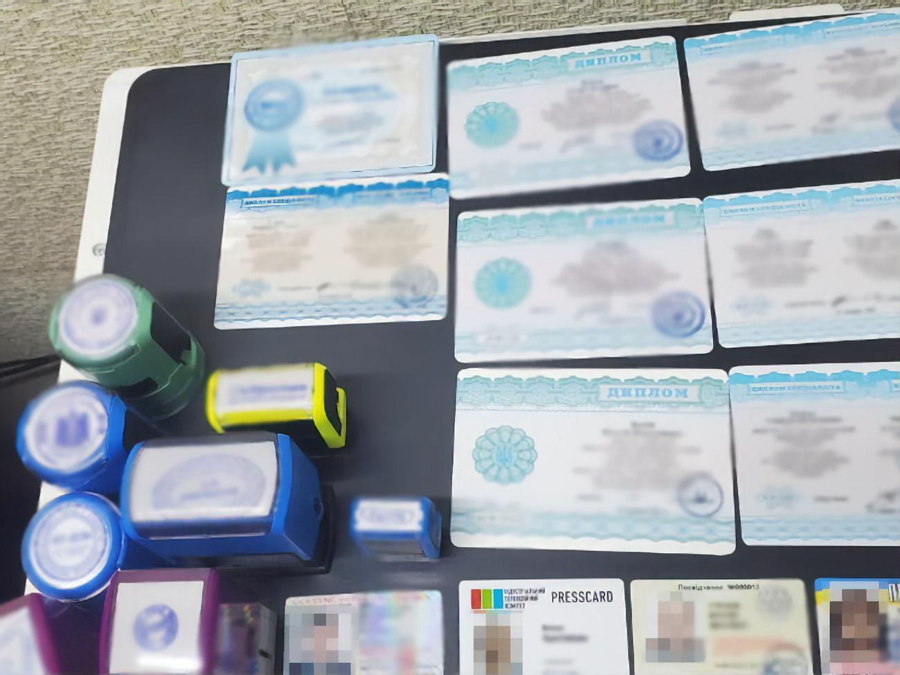 Поддельные документы при этом содержали голографические защитные элементы, сообщили в прокуратуре