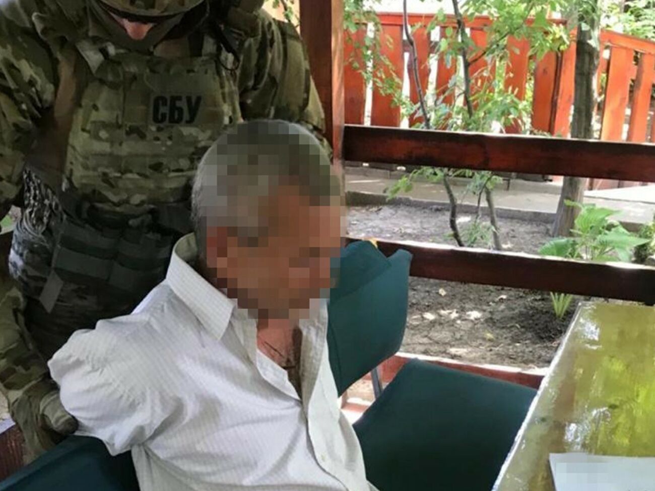 По данным СБУ, злоумышленника задержали во время получения секретной информации об одном из складов артиллерийских боеприпасов