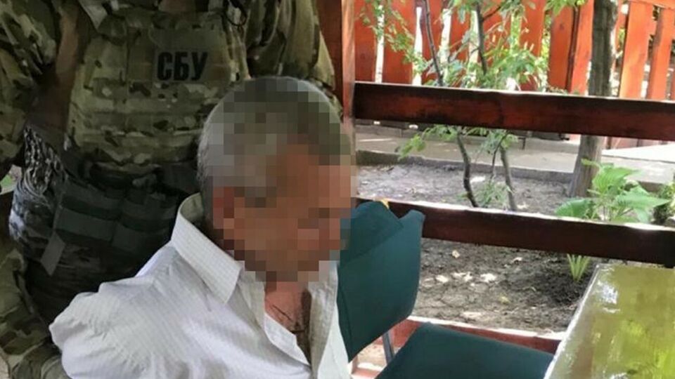 По данным СБУ, злоумышленника задержали во время получения секретной информации об одном из складов артиллерийских боеприпасов