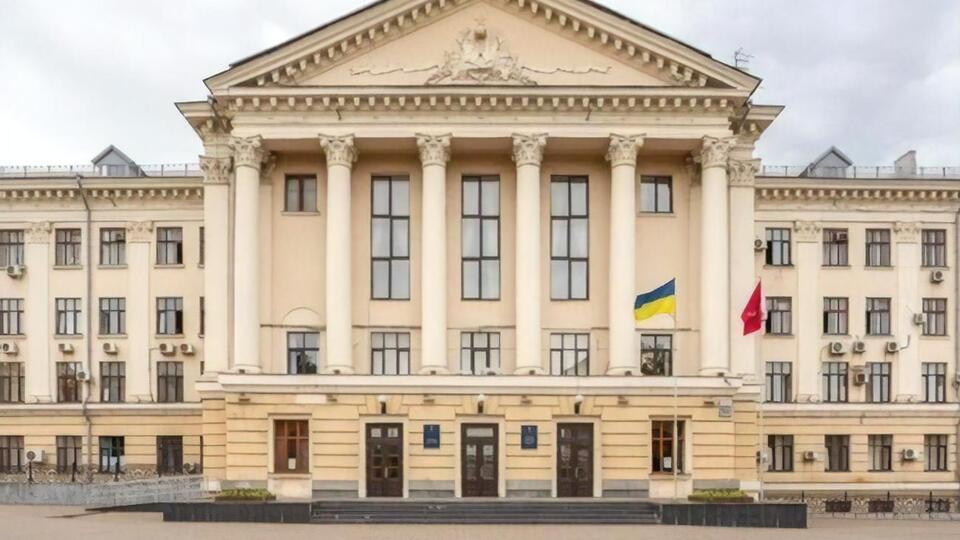 Врачи считают, что сессии горсовета срывают представители фракций "Слуга народа", ОПЗЖ, "Европейская солидарность", "Партия Шария", а также местного политического проекта "Новая политика"