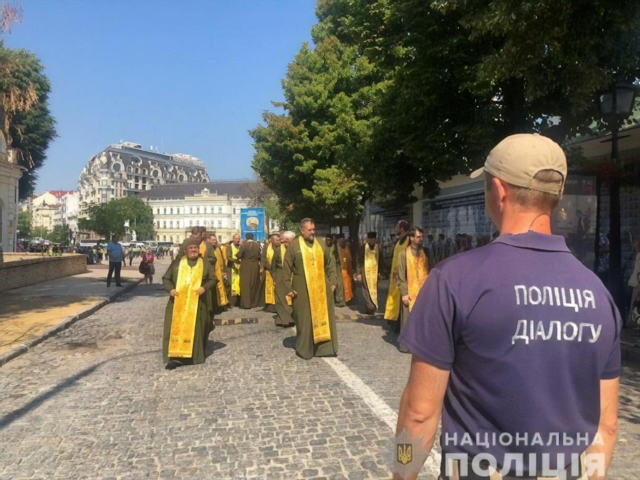 ПЦУ в этом году отказалась от многотысячного крестного хода. От Михайловского собора к&nbsp;памятнику князю Владимиру прошли люди, которые собрались в храме