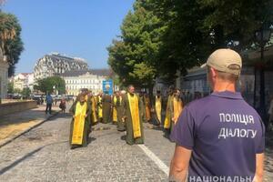 ПЦУ в этом году отказалась от многотысячного крестного хода. От Михайловского собора к памятнику князю Владимиру прошли люди, которые собрались в храме