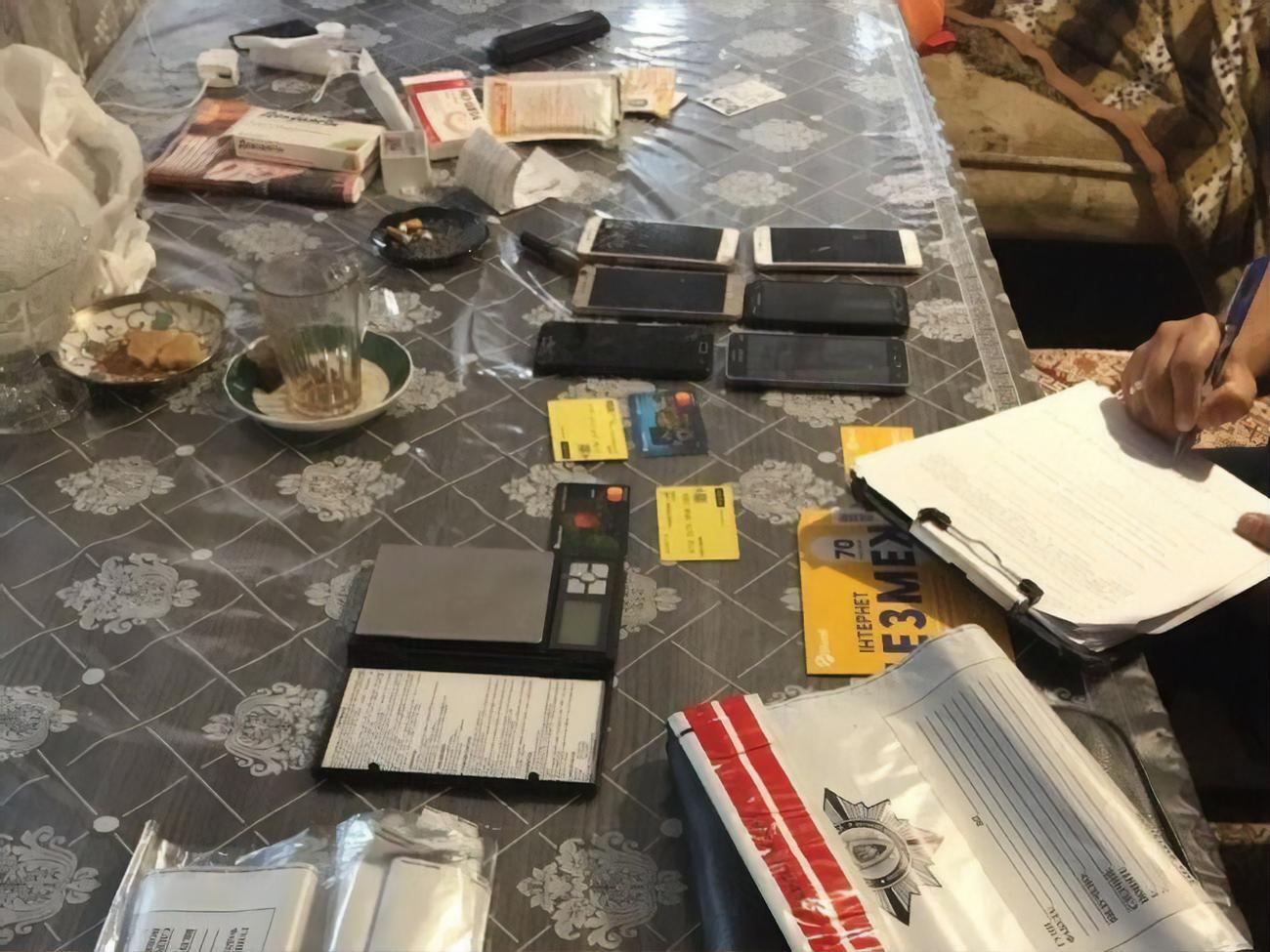 За даними Офісу генпрокурора, учасники угруповання збували на території СІЗО метадон і канабіс