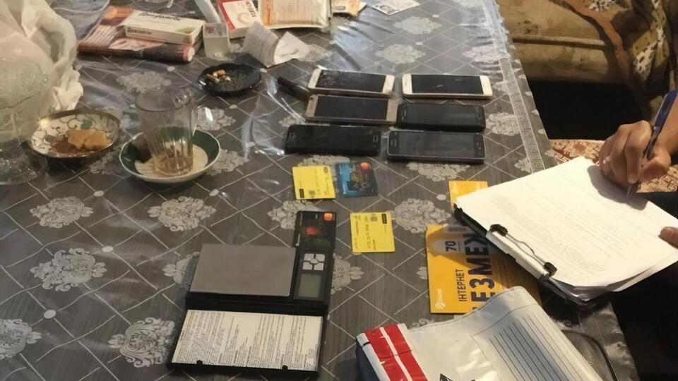 За даними Офісу генпрокурора, учасники угруповання збували на території СІЗО метадон і канабіс