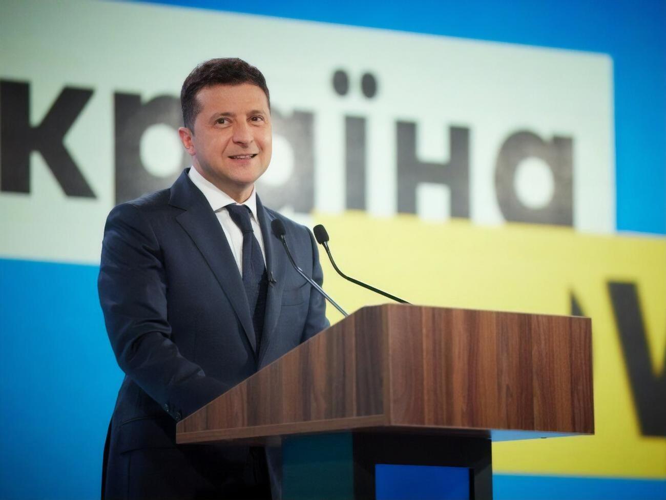 Зеленский заявил, что в данный момент он видит "стабильную валюту и стабильную гривну", а значит, причин вмешиваться в политику НБУ у него нет