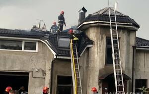 В доме, на который упал самолет, были женщина и двое детей, перед аварией они успели выбежать наружу