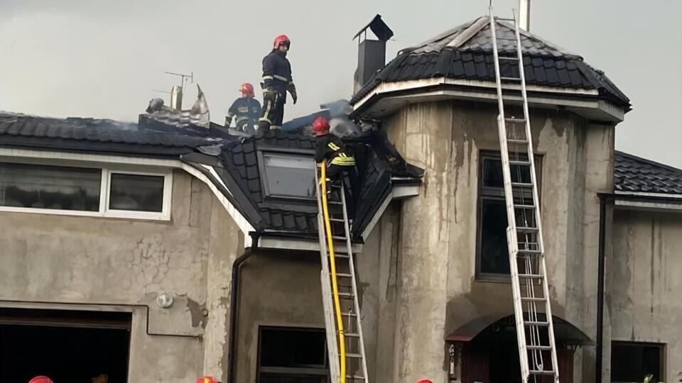 У будинку, на який упав літак, були жінка і двоє дітей, перед аварією вони встигли вибігти назовні