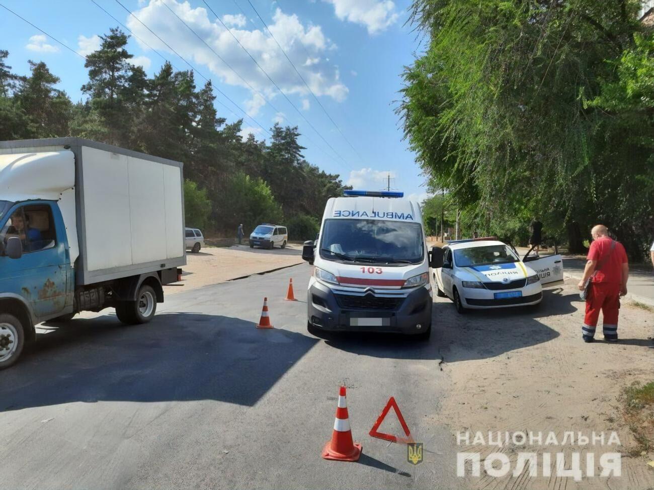 Водій "швидкої" не побачив пішохода, який несподівано вийшов із-за припаркованої машини
