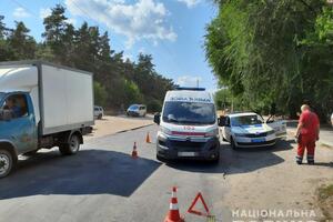 Водій "швидкої" не побачив пішохода, який несподівано вийшов із-за припаркованої машини