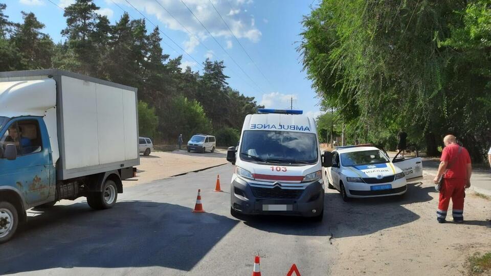Водій "швидкої" не побачив пішохода, який несподівано вийшов із-за припаркованої машини