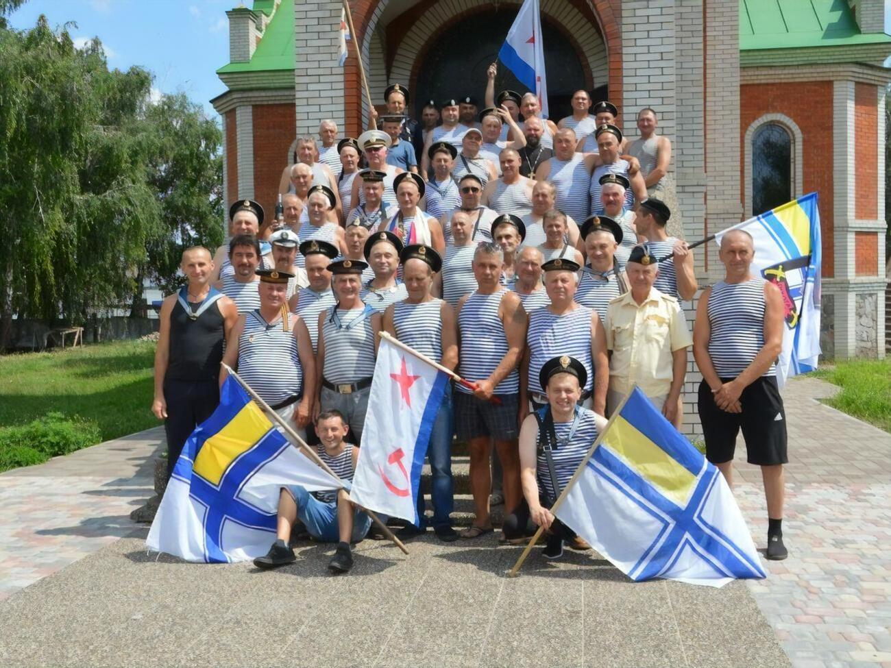 Мер Хорола опублікував у Facebook низку фотографій з прапором Військово-морських сил СРСР
