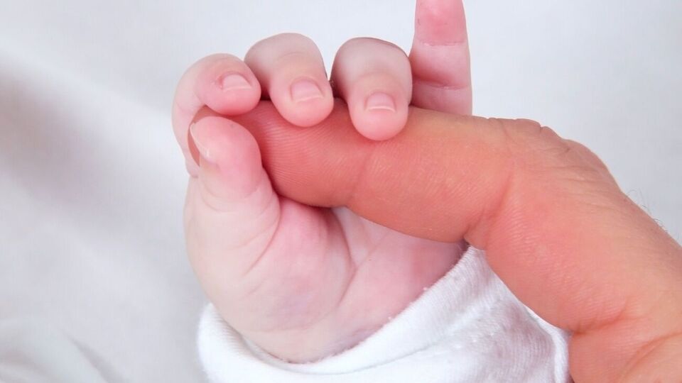 Мама и ребенок находятся в перинатальном центре