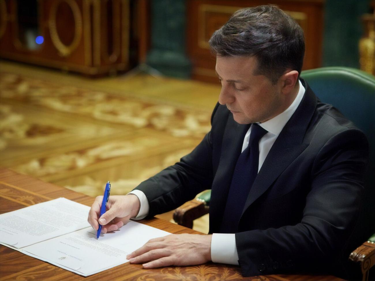 Зеленский подписал закон, который дает возможность пострадавшему возместить материальный и моральный ущерб, причиненный вследствие домашнего насилия