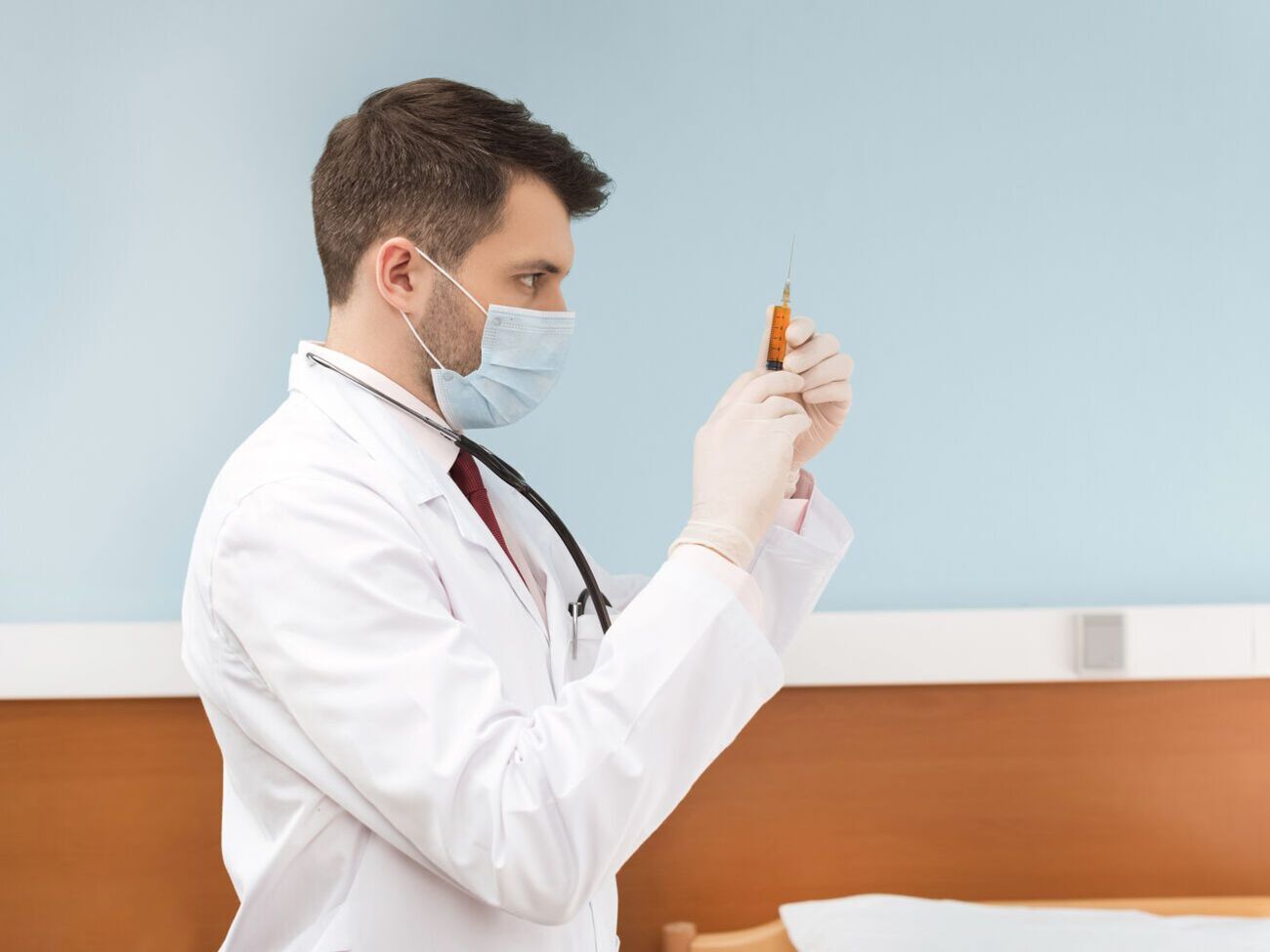 Завершили вакцинацию от коронавируса в Украине около 1,9 млн человек