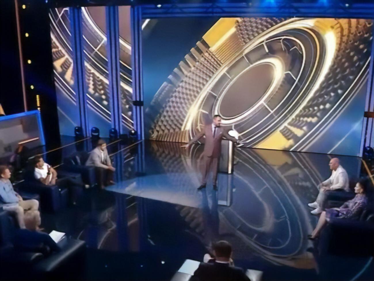 Ведущий пытался успокоить спорщиков, но они продолжали перепалку