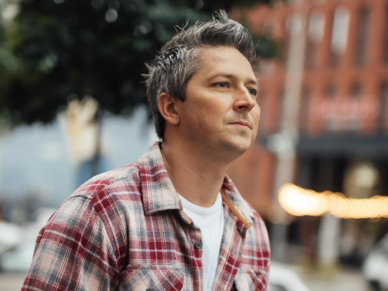 Педан дошел до середины каната, подвешенного между высотками