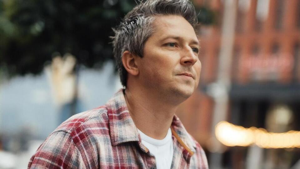 Педан дошел до середины каната, подвешенного между высотками