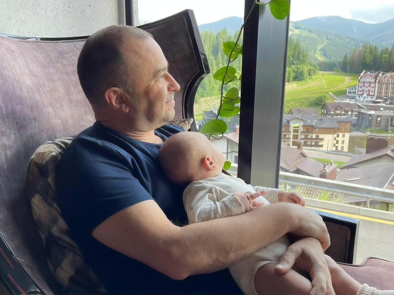 Павлик вместе с полуторамесячным сыном Михаилом