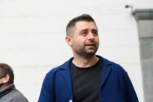 Подоляк заявив, що слово "шантаж" у заяві Арахамії (на фото) мало іронічний відтінок