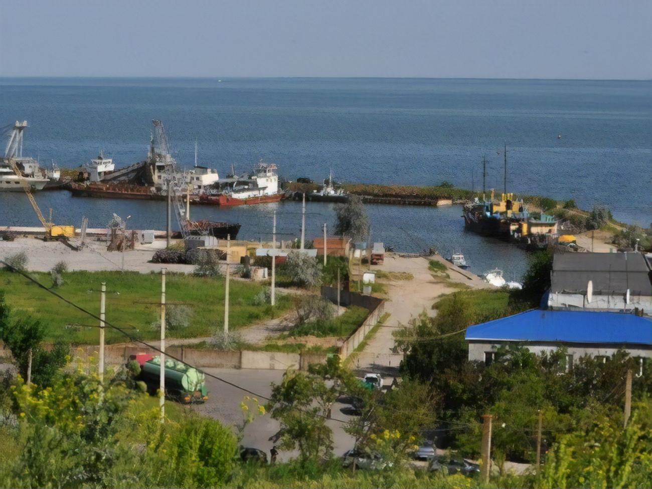 Судно буксируют в порт Очакова