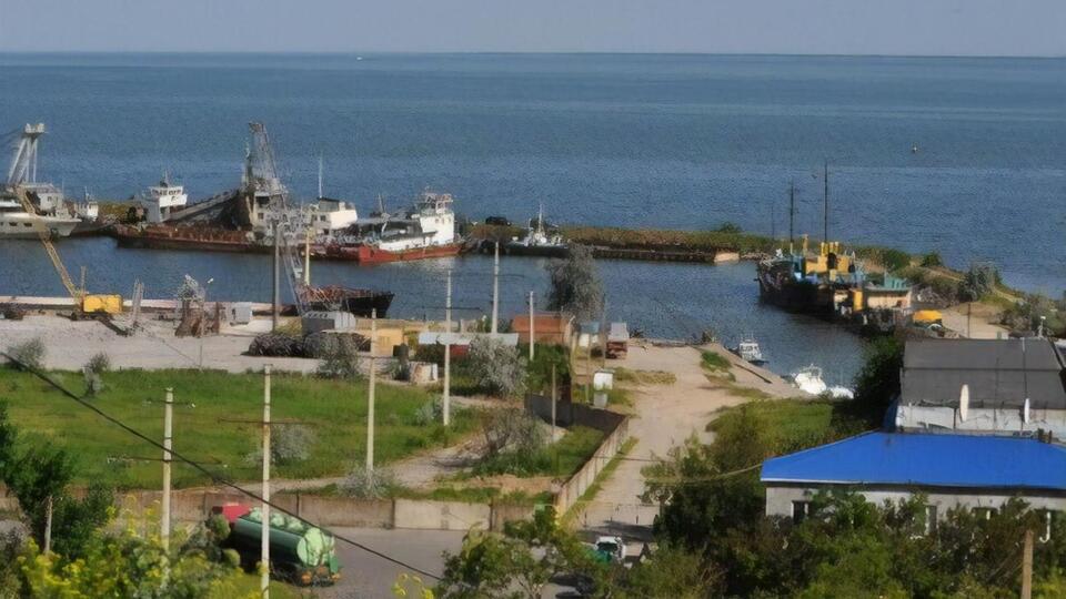 Судно буксирують у порт Очакова
