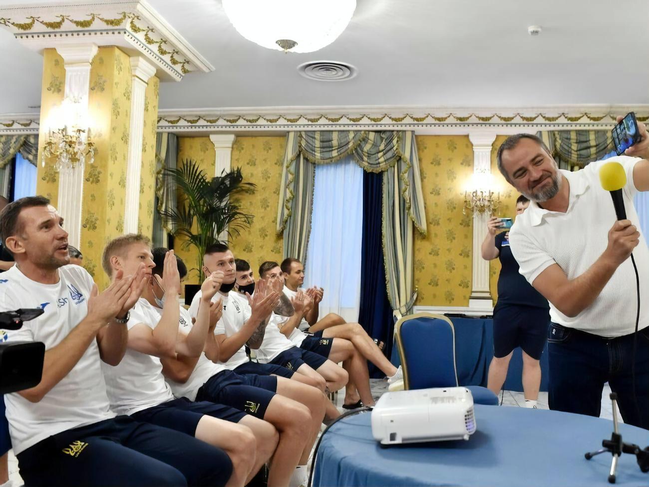 С вами на поле &ndash; 40 млн украинцев, отметил Зеленский в разговоре с игроками национальной команды по футболу