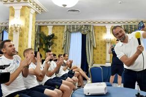 С вами на поле – 40 млн украинцев, отметил Зеленский в разговоре с игроками национальной команды по футболу