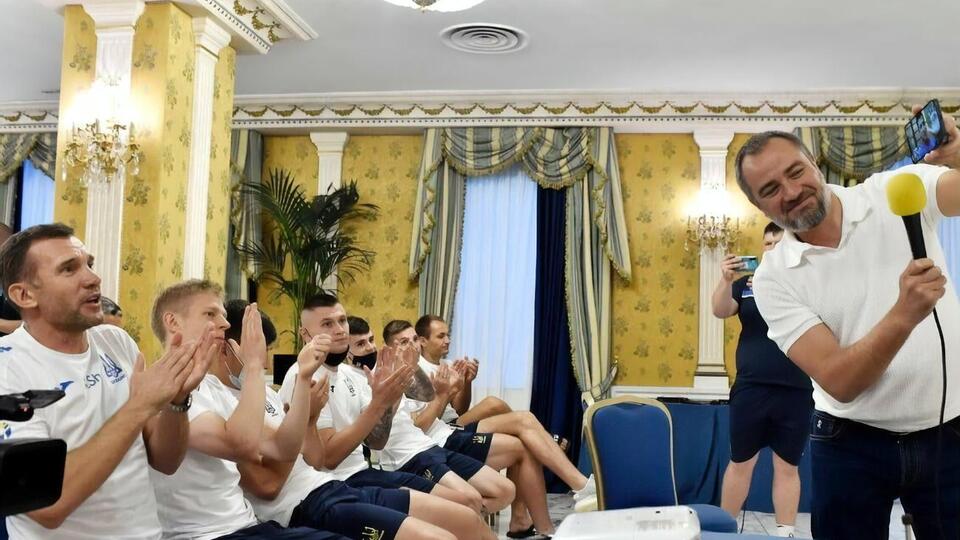 С вами на поле – 40 млн украинцев, отметил Зеленский в разговоре с игроками национальной команды по футболу