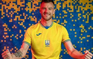 На футболке сборной размещен контур карты Украины