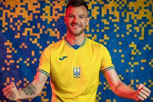 На футболке сборной размещен контур карты Украины