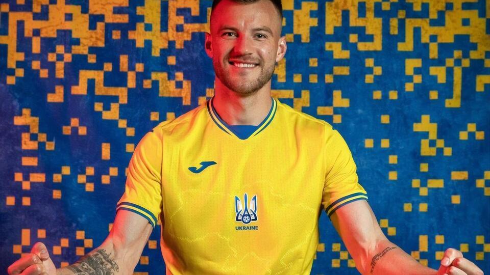 На футболке сборной размещен контур карты Украины