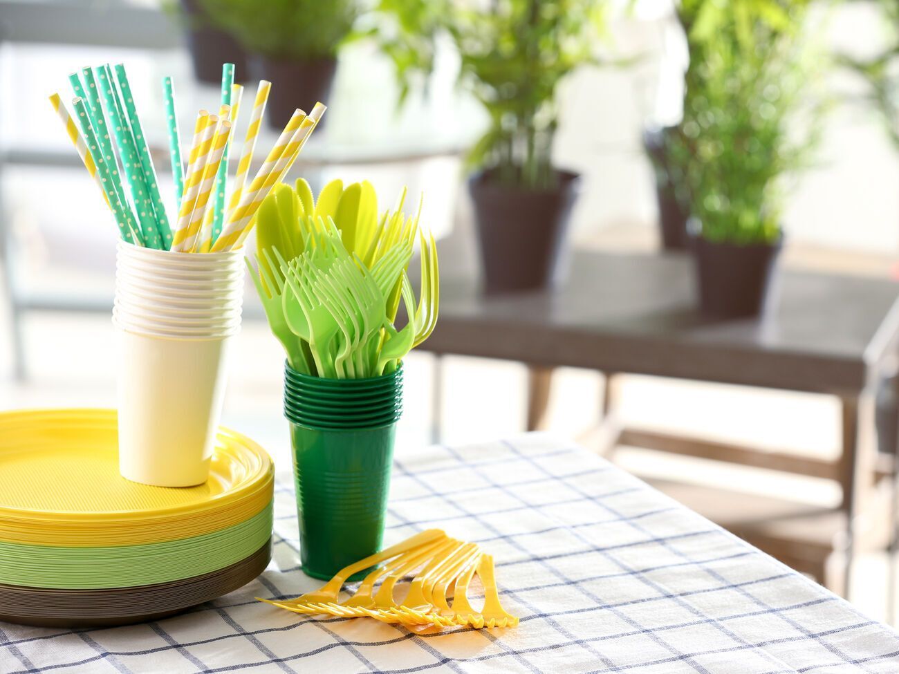 У ЄС заборонили продавати одноразовий пластиковий посуд