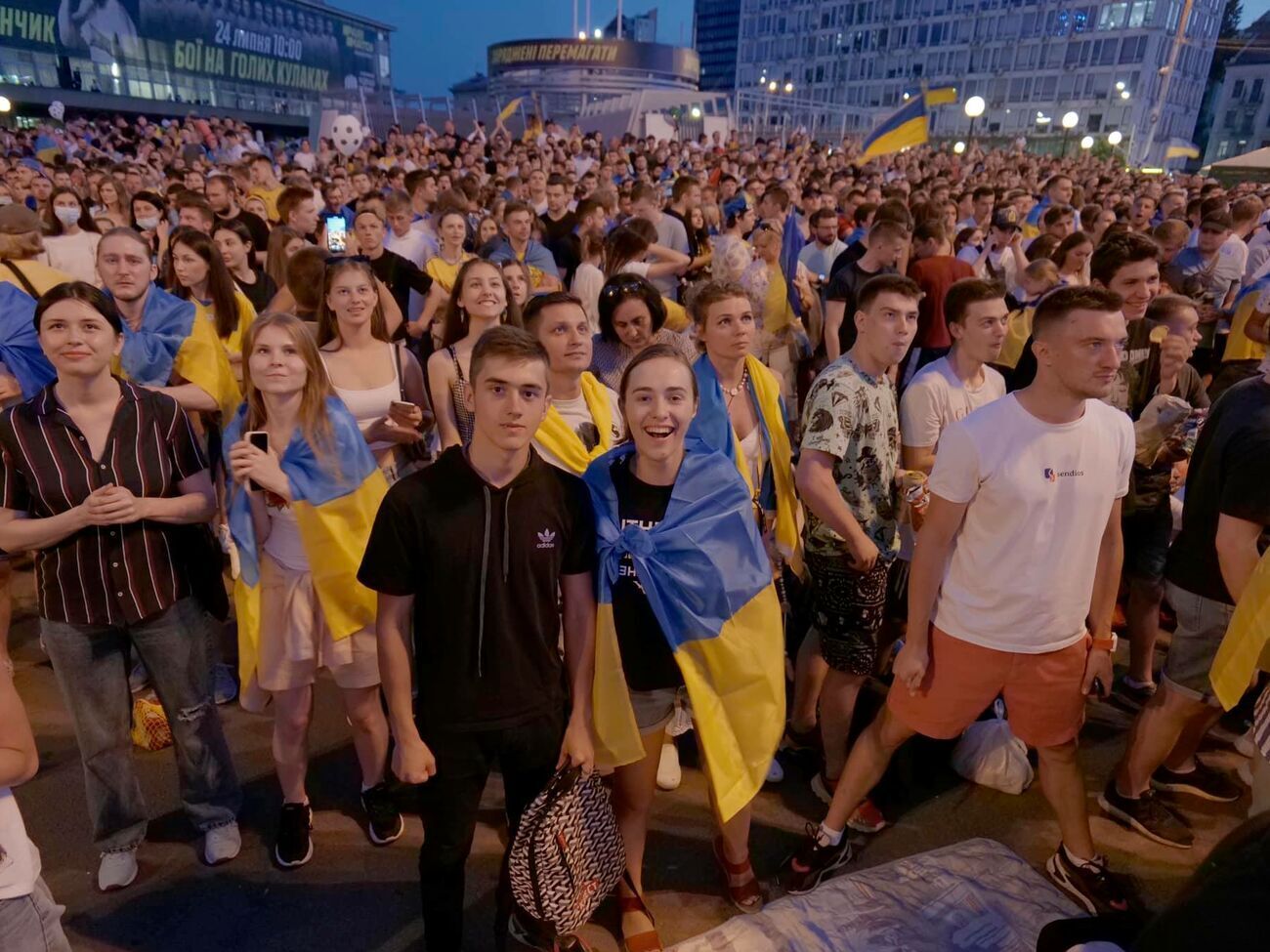 На Спортивній площі зібралося кілька тисяч уболівальників