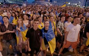 На Спортивной площади собралось несколько тысяч болельщиков